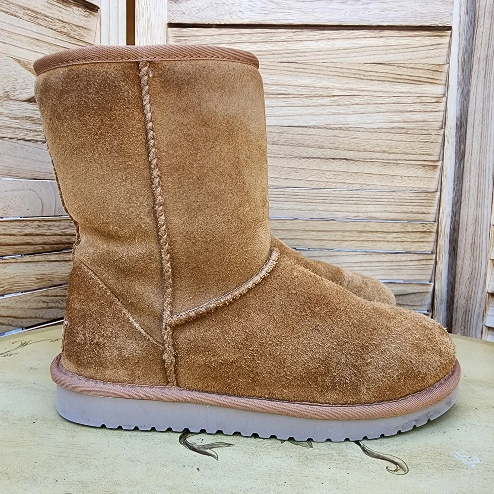 Koolaburra UGG Sz 7 Chestnut Suede Y2K Shearling Cozy Short Boots Winter Warm